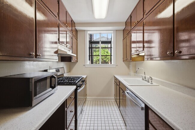 Building Photo - 1500 44th St NW