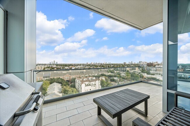 Building Photo - 2727 Kirby Dr