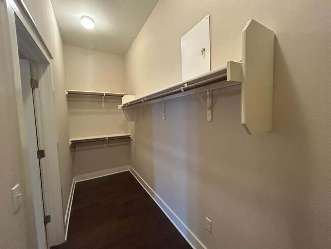 Building Photo - 2520 Bluebonnet Ln