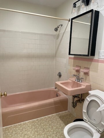 Building Photo - 25 Custer St