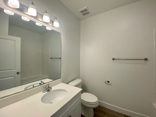 Building Photo - SPACIOUS APARTMENT FOR RENT!