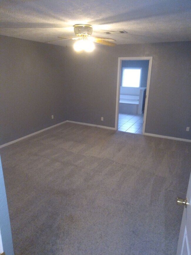 Building Photo - 2/2 Bath House PAISD School!