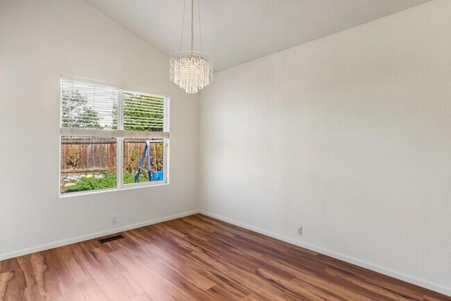 Building Photo - 8402 Snowdrop Ct