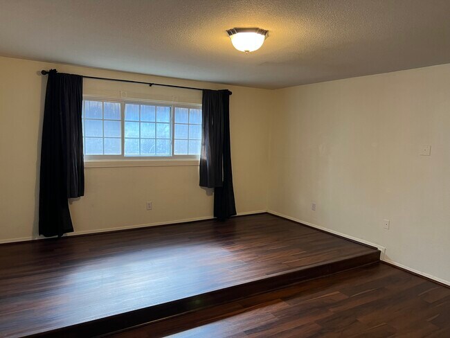 Building Photo - 1413 Glouchester Dr