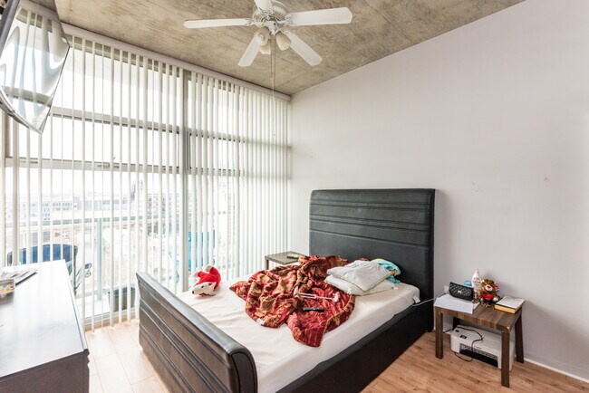 Building Photo - 1620 S Michigan Ave