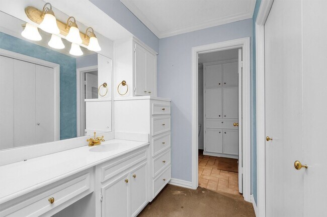 Building Photo - 11634 Southlake Dr