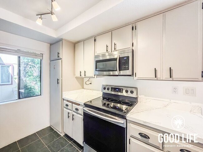 Building Photo - 6540 College Grove Dr