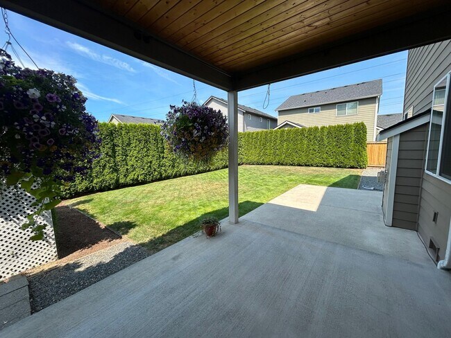 Building Photo - 4 bed/2.5 bath and 3 car garage and a down...