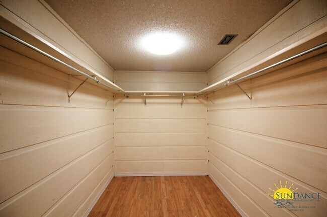Building Photo - Stunning 4 Bedroom Home in Fort Walton Beach