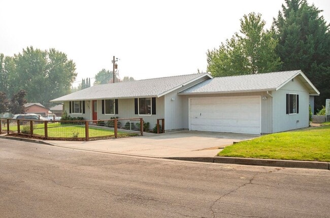 Building Photo - Great 3 Bedroom, 2 bath house Available Se...