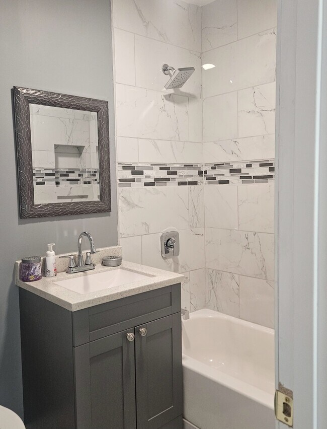 Building Photo - 733 Schomer Ave