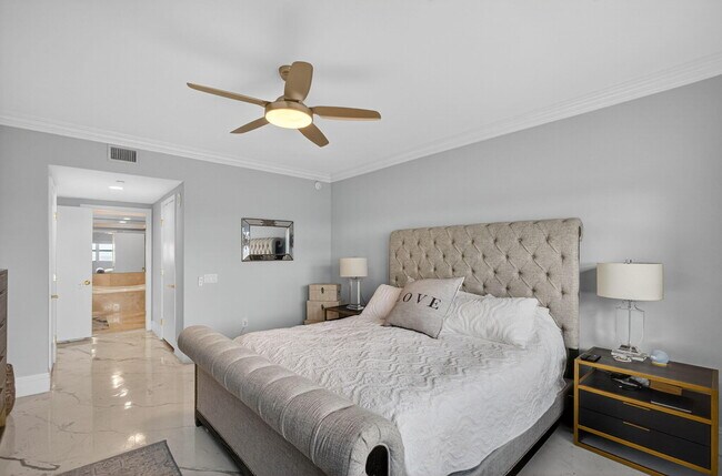 Building Photo - 2650 Lake Shore Dr