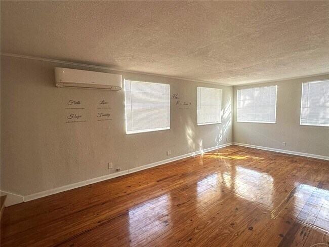 Building Photo - 2113 W North B St