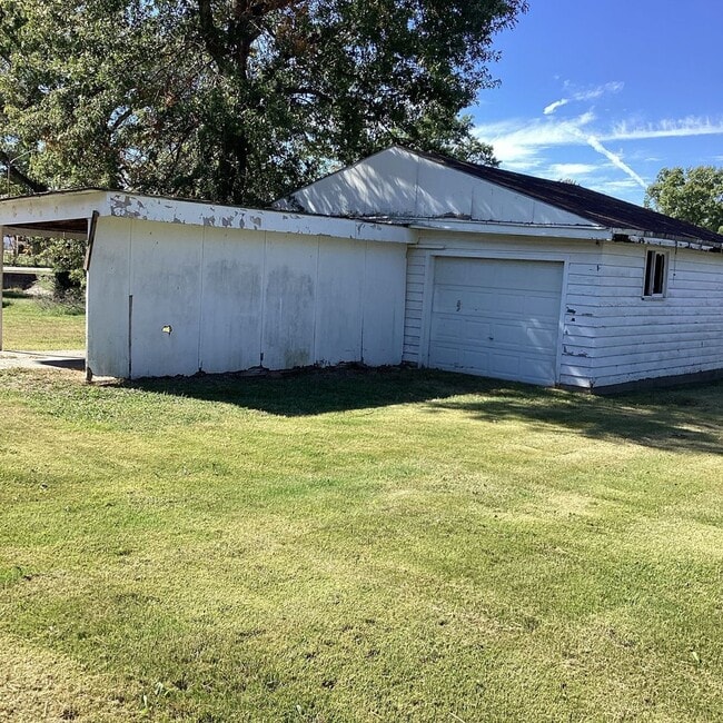 Building Photo - COMING SOON: CUTE 3 BEDROOM / 1 BATHROOM HOUSE IN LAMAR MO!! WITH CAR GARAGE!