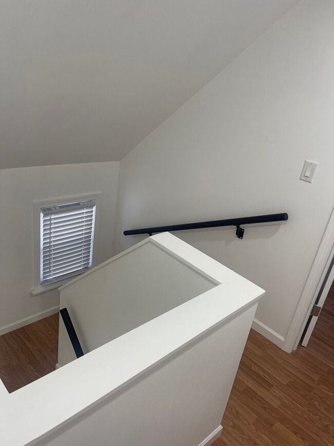 Building Photo - 3 bedroom, 2.5 bath - Modern Home in Wyandotte!