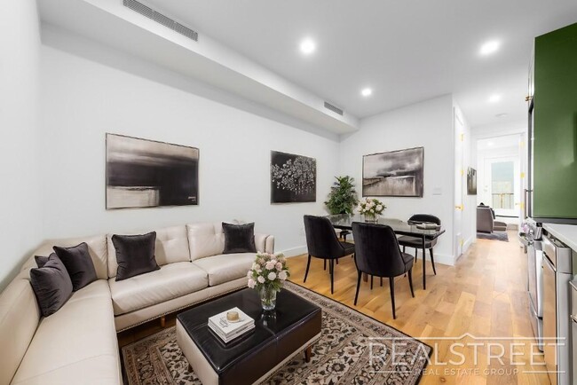 Building Photo - Stunning 3 bed 3 Bath with WD in unit and ...