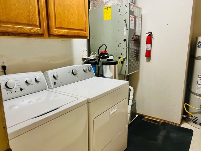 Building Photo - Charming Rambler 3-Bed/2-Bath Available Now!