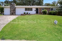 Building Photo - Modernized and highly desirable home with 3 bedroom / 2 full bath and 1,918 sq feet of space!