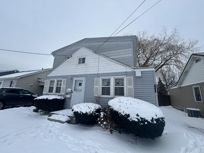 Building Photo - 195 Roland St