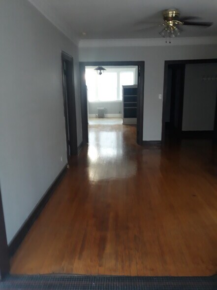Building Photo - 835 W Cornelia Ave