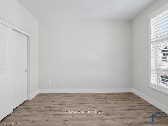 Building Photo - 225 Houret Dr