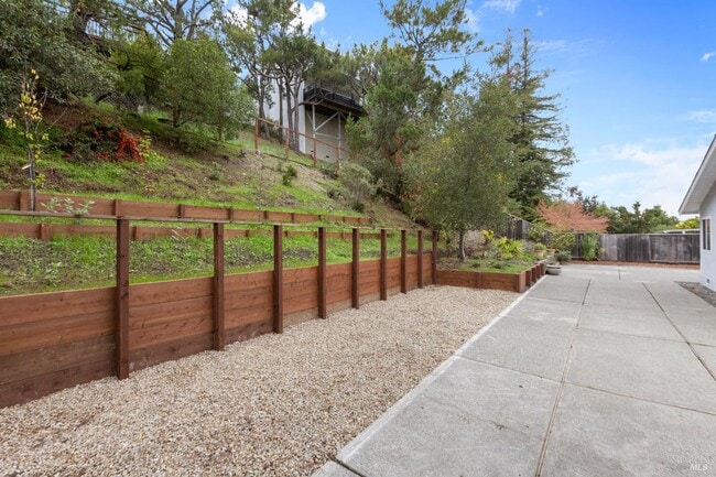 Building Photo - 700 Tamarack Dr