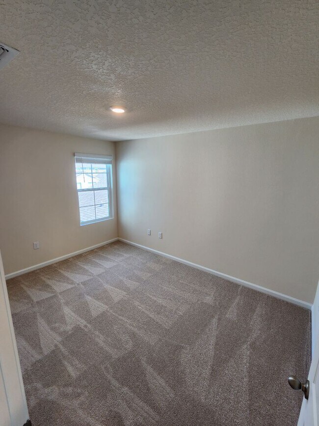 Building Photo - ***HOLIDAY SPECIAL NO RENT FOR DECEMBER*** Stunning 3 Bed 2.5 Bath Townhouse!