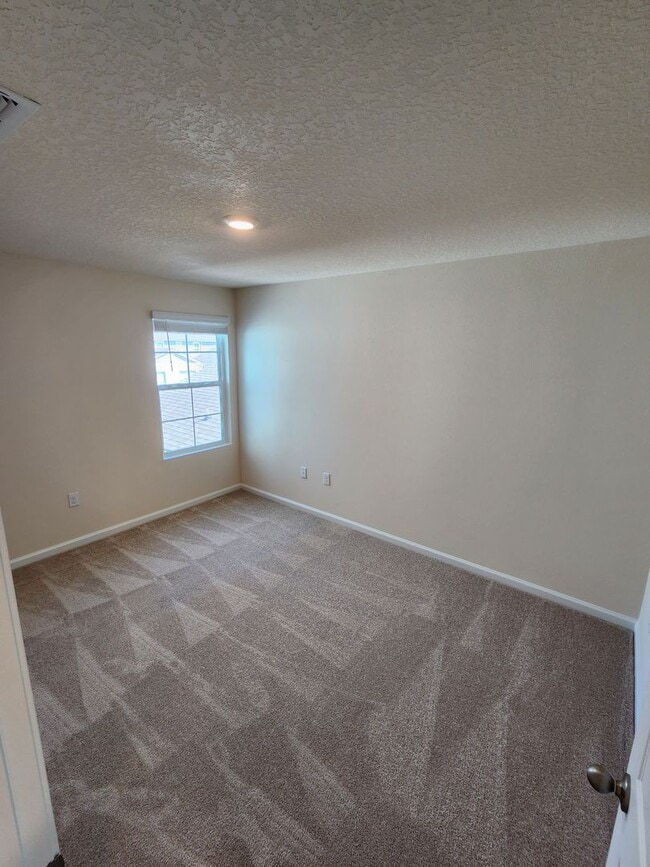 Building Photo - ***TWO WEEKS FREE*** Stunning 3 Bed 2.5 Bath Townhouse!