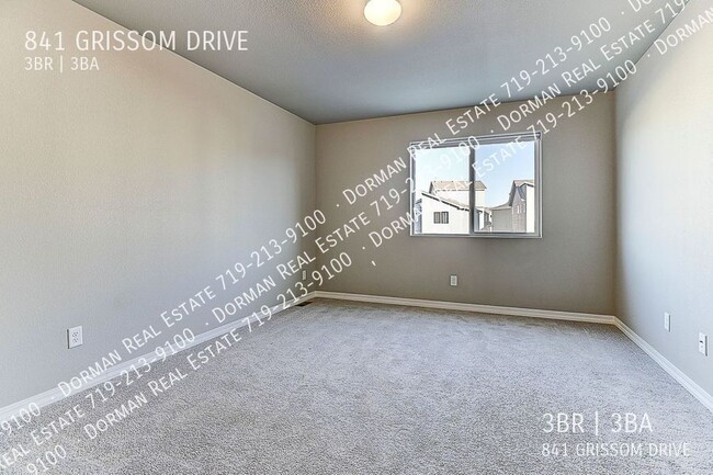 Building Photo - $500 OFF the first month of rent! Single F...