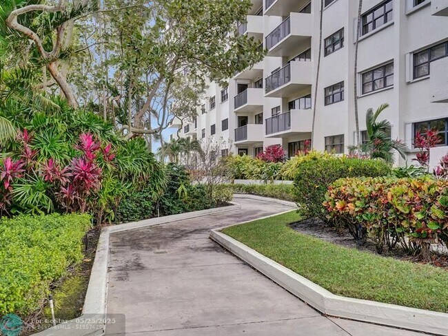 Building Photo - 3200 Port Royale Dr N