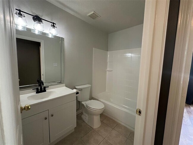 Building Photo - 243 Fantasy Ln