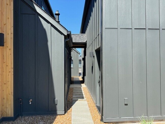 Building Photo - Gorgeous new home in Discovery West