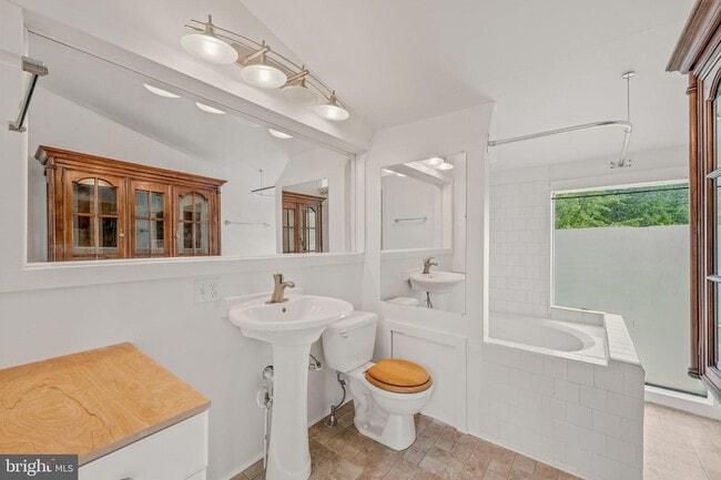 Building Photo - 856 Spriggs Rd