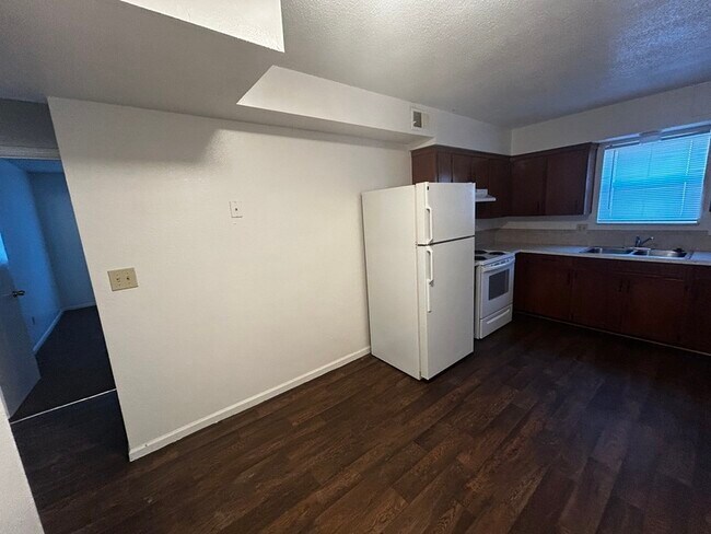 Building Photo - 1415 W Maple Ave