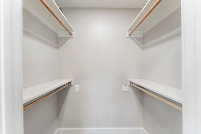 Building Photo - 2223 Hialeah Dr