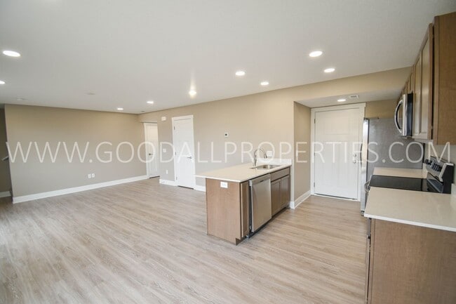 Building Photo - 3 Bedroom 2 Bathroom 2 Car garage in De Soto.