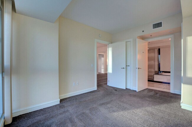 Building Photo - Sky 607-Stunning 2Bd/2Ba Residence