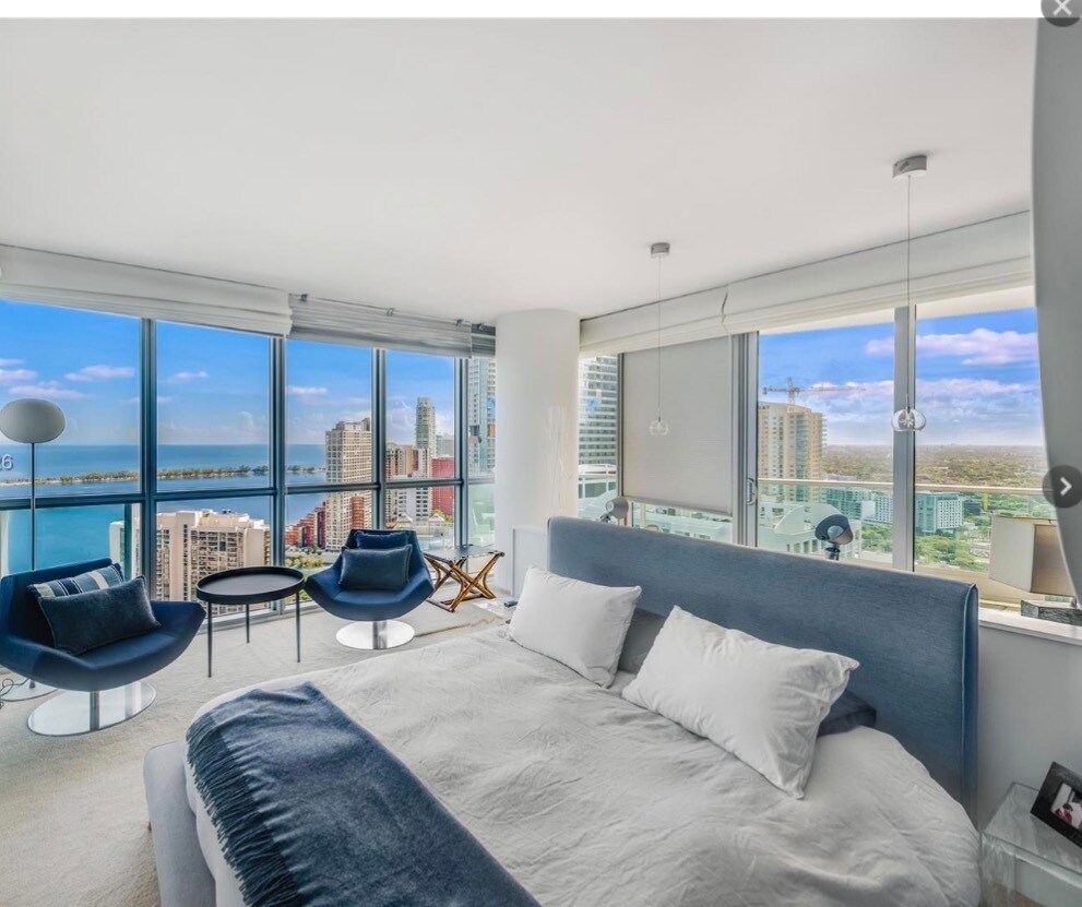 Building Photo - 1300 Brickell Bay Dr