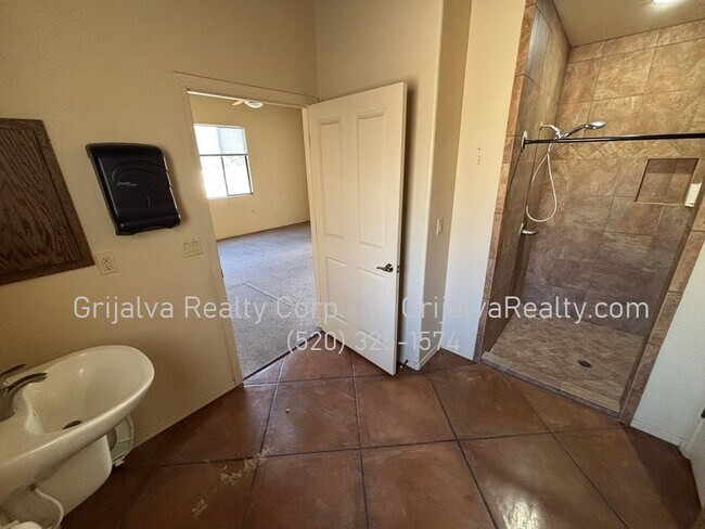 Building Photo - Huge Retreat Style Property for Rent in Central Tucson (Ft Lowell/Campbell)