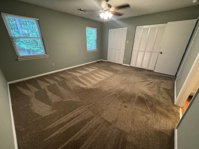 Building Photo - Beautiful 2 Bedroom 1.5 Bath Town Home! Ne...
