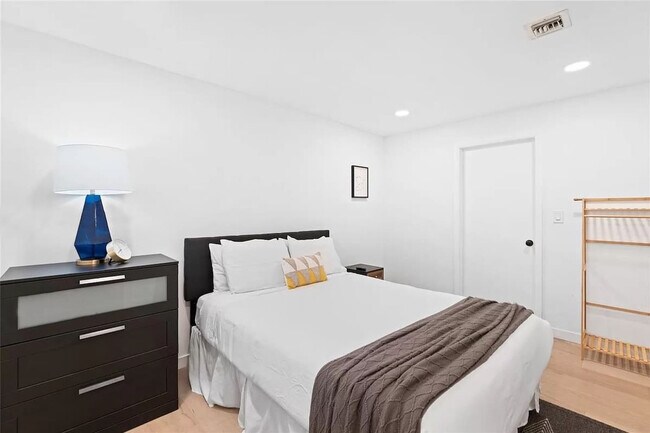 Building Photo - 413 Holiday Dr