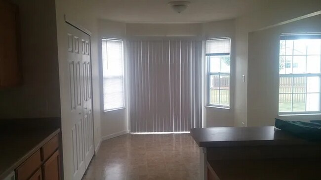Building Photo - 2425 Bluewood Way