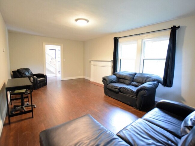 Building Photo - Three Bedroom One Bath