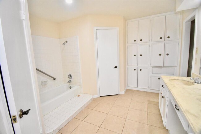 Building Photo - 2339 Walnut Ridge Dr