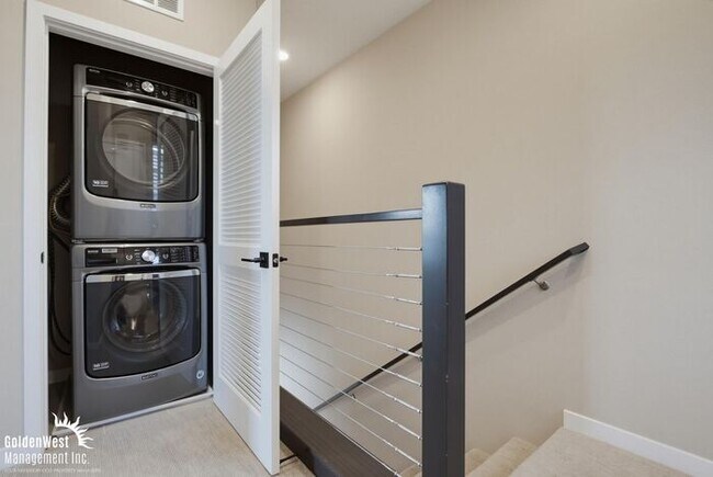 Building Photo - Modern and Stylish 2Bdm 2.5Ba Home in the Civita Community of Mission Valley!