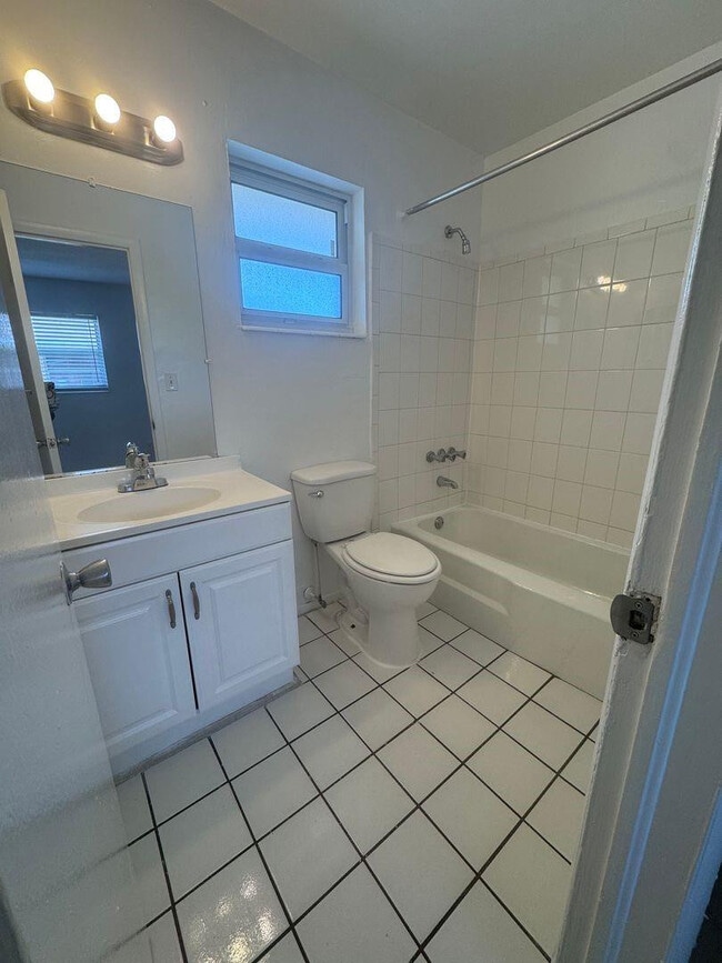 Building Photo - 1500 SW 5th Pl