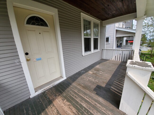 Building Photo - AVAILABLE AUGUST - Welcoming 3 Bed 1 Bath