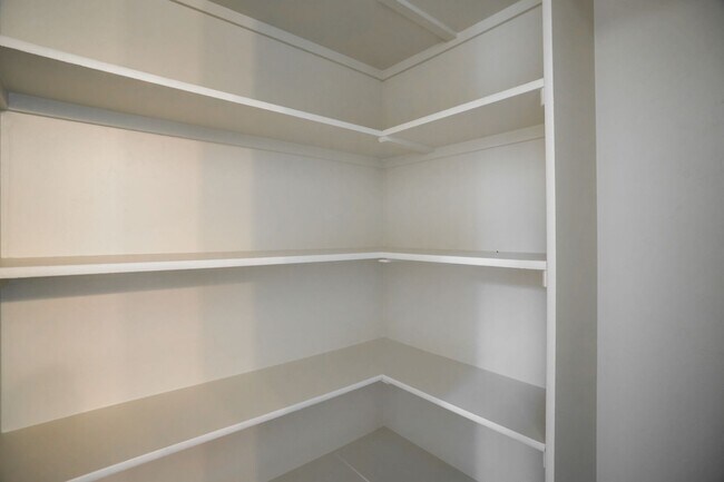 Building Photo - 2 Bedroom plus Office in Main House & Stud...