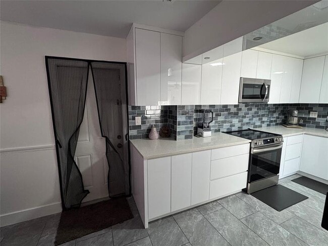 Building Photo - 1631 NE 32nd St