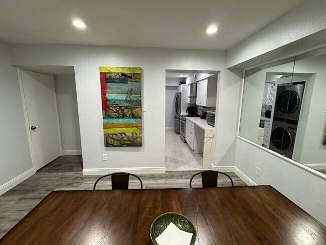 Building Photo - 355 N Post Oak Ln